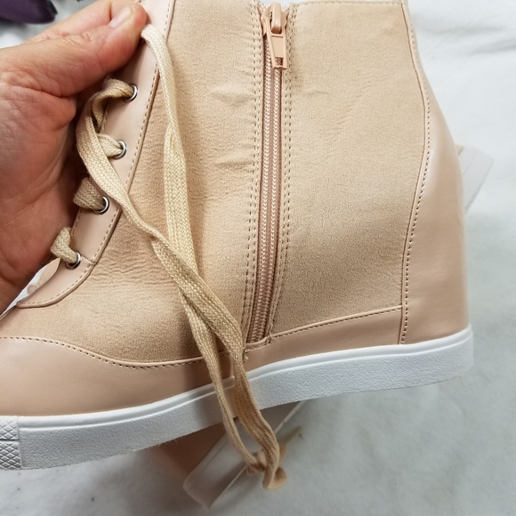 Torrid Solid Beige Sneakers Size 10W. Condition is - Picture 5 of 8